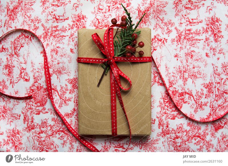 Geschenkbox, verpackt in Recyclingpapier und roter Schleife Brötchen kaufen elegant Feste & Feiern Valentinstag Muttertag Ostern Erntedankfest