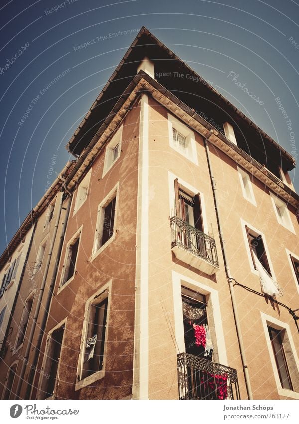 Narbonne XVI Städtereise Sommer Sonne Frankreich Südfrankreich Haus Bauwerk Gebäude Architektur Fassade Fenster alt Armut ästhetisch Eckgebäude Spitze Putz