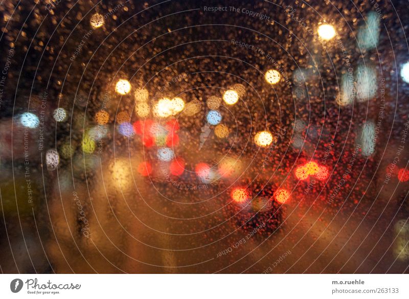 cognition Lifestyle schlechtes Wetter Regen Stadt Verkehr Verkehrsmittel Straßenverkehr Autofahren Busfahren Fahrzeug PKW Stimmung Surrealismus rot Licht