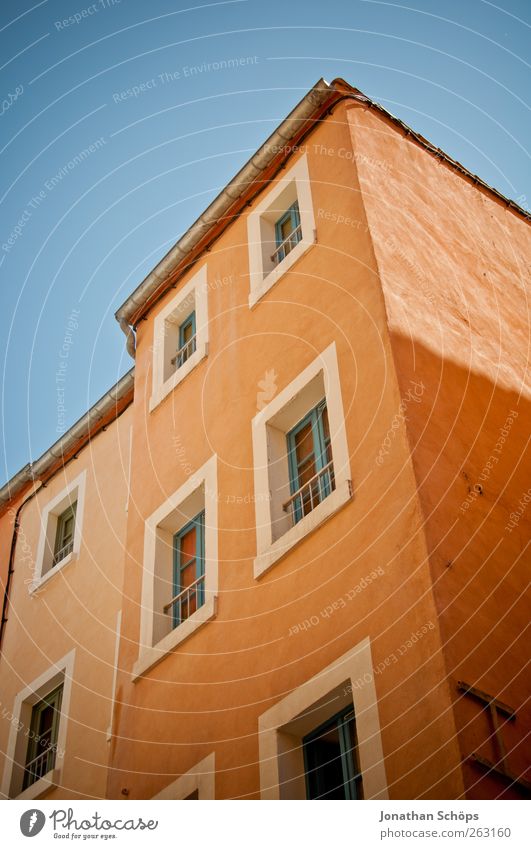Narbonne XVII Südfrankreich Frankreich Kleinstadt Stadt Haus Bauwerk Gebäude Architektur Fassade Fenster alt Armut ästhetisch orange blau Blauer Himmel