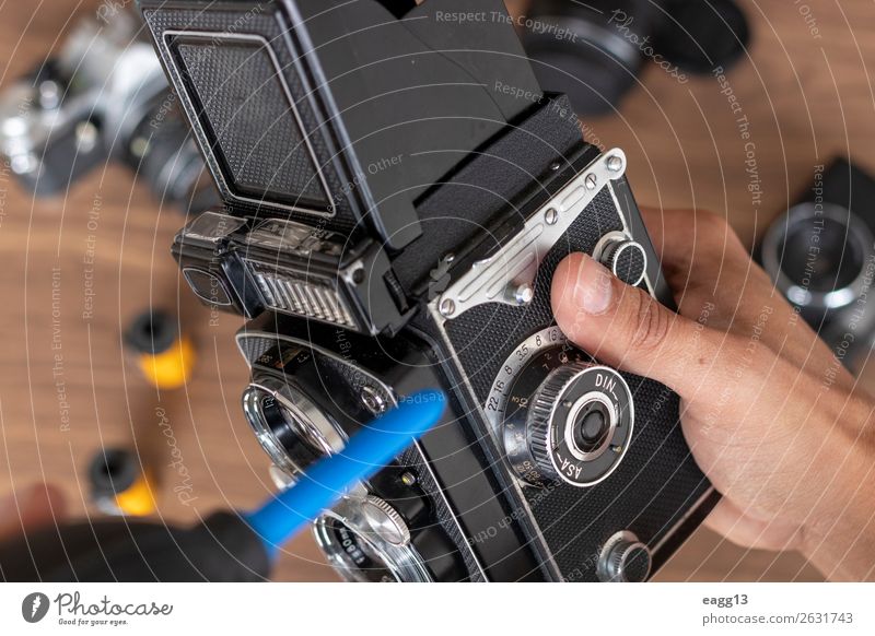 Durchführung der Reinigung von Vintage-Fotokamerafilmen Werkzeug Technik & Technologie Auge alt retro schwarz Antiquität Versammlung Hintergrund Bürste