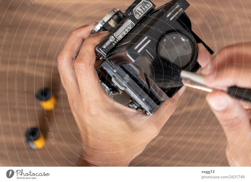 Durchführung der Reinigung einer klassischen Fotokamera Werkzeug Technik & Technologie Auge alt retro schwarz Antiquität Versammlung Hintergrund Bürste