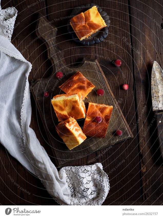 gebackene quadratische Stücke von Kürbis-Käsekuchen Milcherzeugnisse Dessert Süßwaren Ernährung Essen Frühstück Messer Tisch Herbst Holz frisch lecker braun