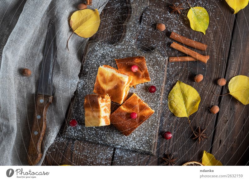 quadratische Stücke Hüttenkäse und Kürbiskuchen Käse Milcherzeugnisse Dessert Ernährung Essen Frühstück Tisch Herbst Holz frisch lecker braun weiß Tradition