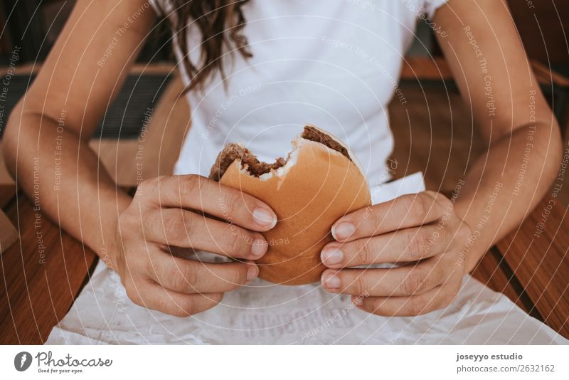 Junges Mädchen mit Fastfood-Burger in der Hand Brot Brötchen Mittagessen Diät Lifestyle Ferien & Urlaub & Reisen Mensch Straße Mode festhalten lecker