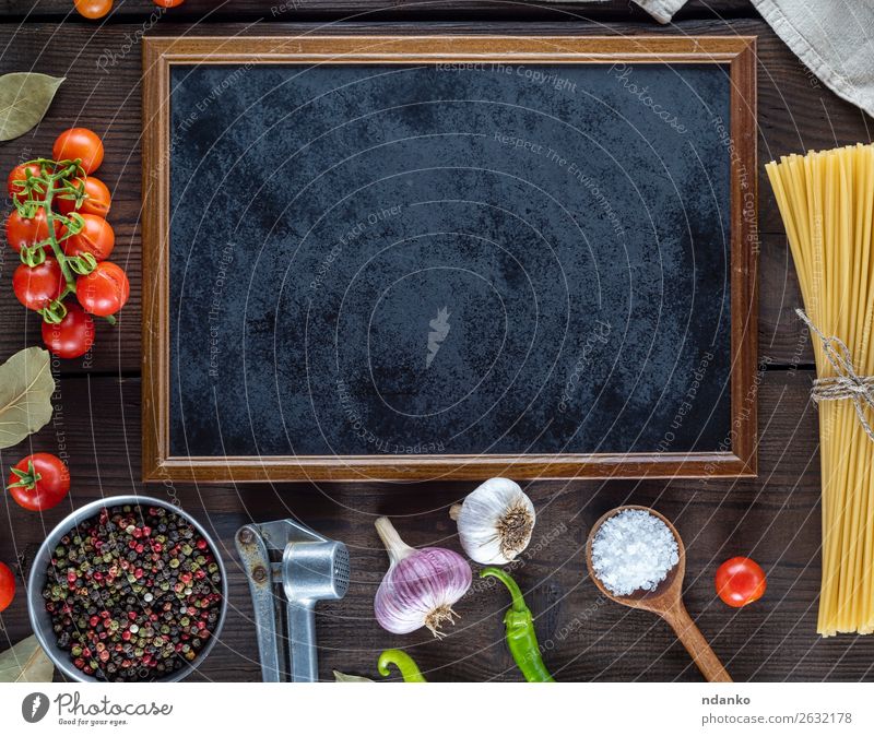 leerer schwarzer Rahmen und Zutaten zum Kochen von Nudeln Gemüse Teigwaren Backwaren Kräuter & Gewürze Italienische Küche Löffel Tafel Holz Linie frisch groß