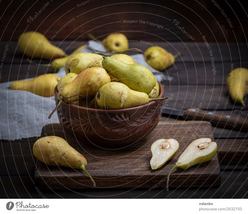 reife grüne Birnen in einer braunen Tonschale auf einem Tisch Frucht Ernährung Vegetarische Ernährung Diät Schalen & Schüsseln Menschengruppe Natur Holz alt