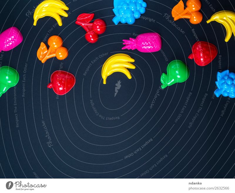 schwarzer Hintergrund mit bunten Spielzeugen für Kinder Frucht Apfel Design Freude Spielen Dekoration & Verzierung Sammlung Kunststoff hell niedlich oben blau