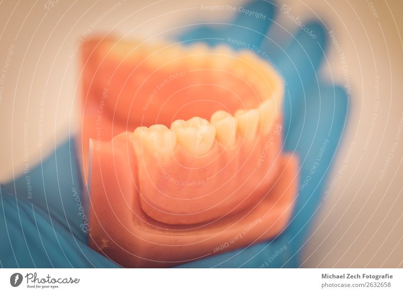 Detaillierte Nahaufnahme von Zahnprothesen oder Zähnen Design Krankheit Medikament Spiegel Arzt Büro Krankenhaus Handschuhe Sauberkeit blau weiß Zahnarzt dental
