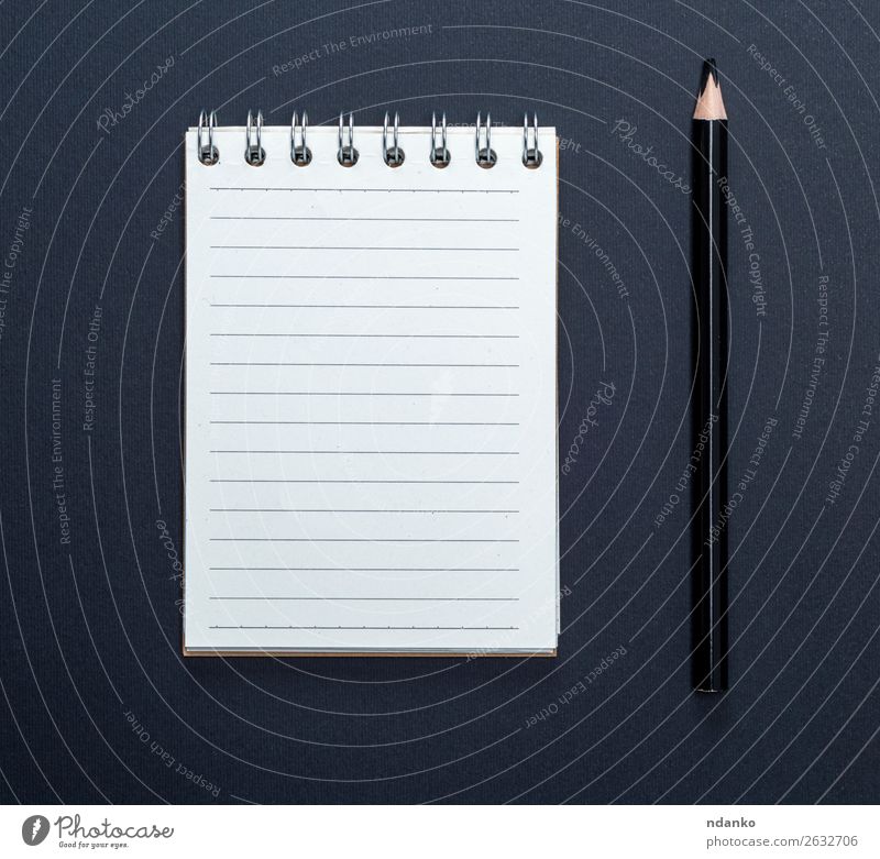 Notizbuch mit weißen Blättern in Linie und schwarzem Holzstift Schule Büro Business Papier Zettel Schreibstift klein neu Sauberkeit Farbe Notebook Hintergrund