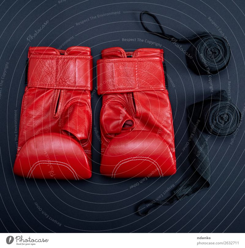 rote Leder-Boxhandschuhe und eine schwarze Textilbinde Fitness Sport Handschuhe oben Schutz Farbe Konkurrenz Kreativität sportlich Hintergrund Kasten Boxer