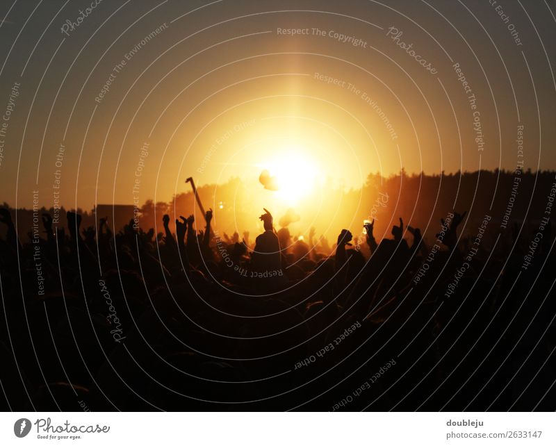 Sonnenuntergang beim Open Air Festival Festspiele Außenaufnahme Fan Musik Felsen Pop Menschen freizeit Wochenende Party sonnenuntergang sich[Akk] beugen