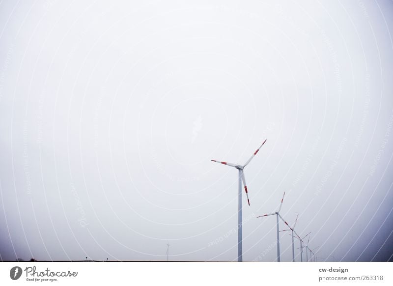 Ein Windrad ist ein Windrad ist ein Windrad Energiewirtschaft Erneuerbare Energie Windkraftanlage Himmel Menschenleer drehen hell kalt blau grau weiß Tragfläche