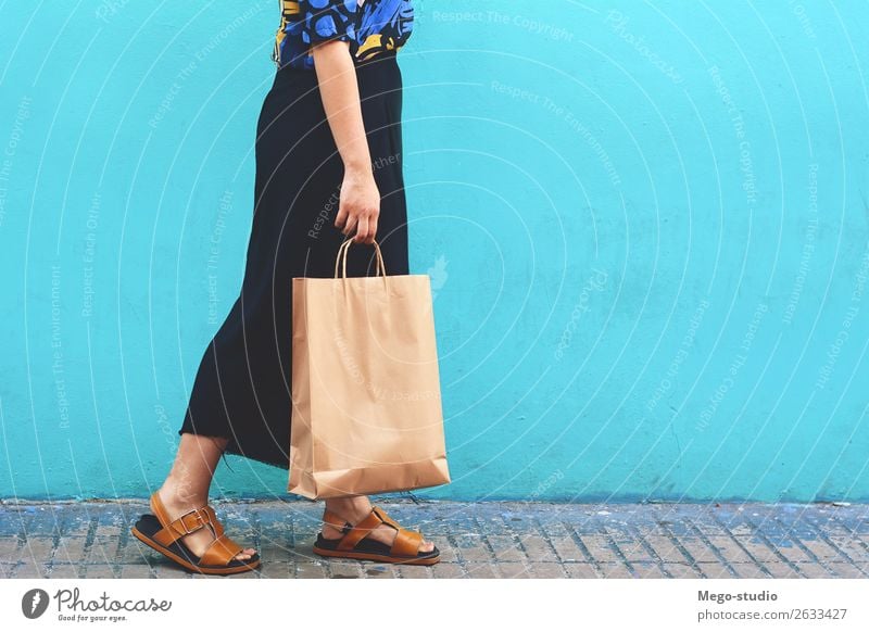 Junge Frau geht mit Einkaufstaschen spazieren Lifestyle kaufen Stil Freude Glück schön Mensch Erwachsene Hand Straße Mode Kleid Damenschuhe Lächeln tragen