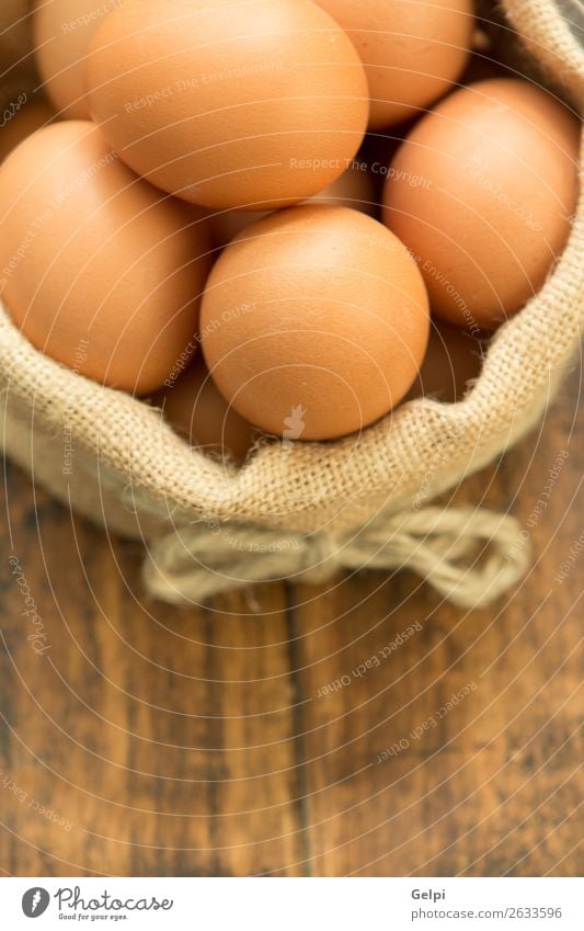Viele rohe Eier Ernährung Frühstück Diät Schalen & Schüsseln Küche Feste & Feiern Ostern Menschengruppe Natur Vogel Holz frisch natürlich braun weiß Tradition
