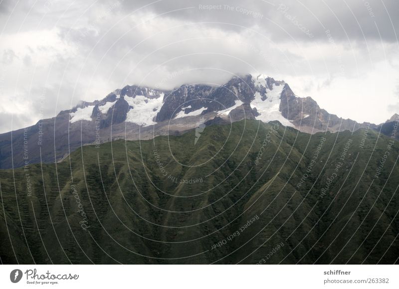 Über Urubamba Umwelt Natur Landschaft Wolken schlechtes Wetter Sturm Hügel Felsen Berge u. Gebirge Gipfel Schneebedeckte Gipfel Gletscher Vulkan Schlucht