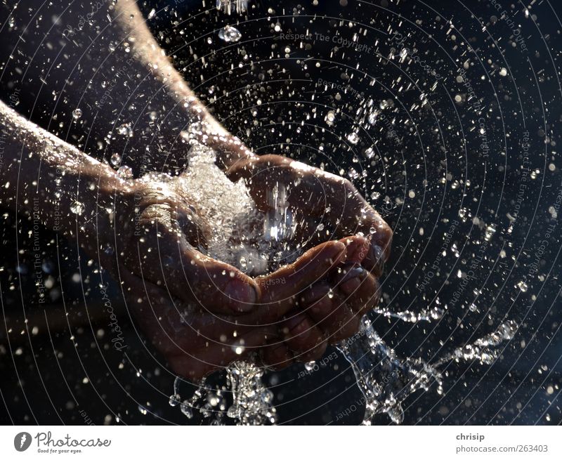 Wasser marsch!!! Mensch Hand Finger Wassertropfen Regen berühren Reinigen nass Sauberkeit Reinlichkeit Reinheit Wasserspritzer Bewegungsunschärfe Handfläche