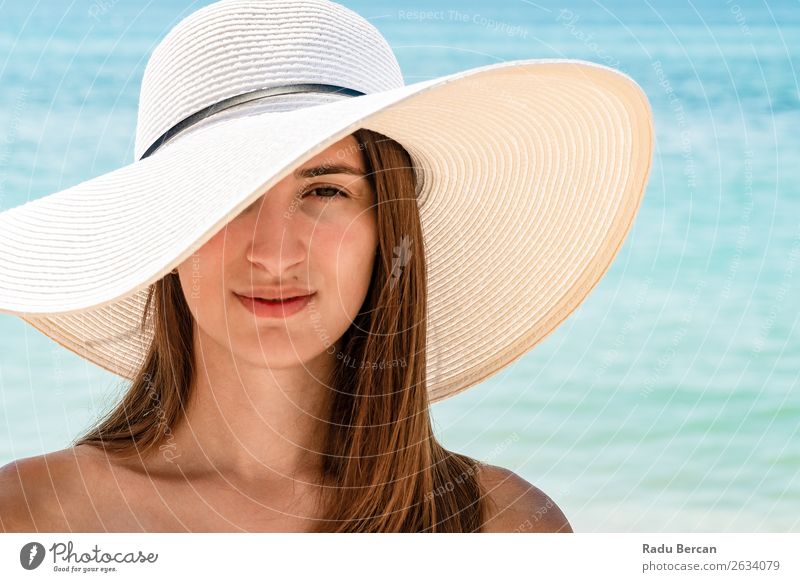 Porträt einer jungen Frau mit weißem Strandhut Hut Sommer Jugendliche Mädchen Mode Meer schön Ferien & Urlaub & Reisen Beautyfotografie Lifestyle Sonnenstrahlen