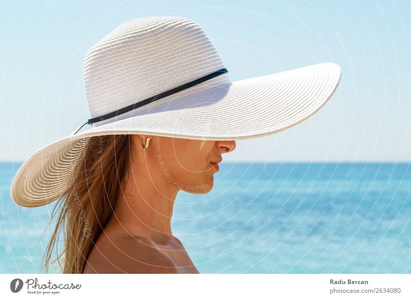 Porträt einer jungen Frau mit weißem Strandhut Lifestyle elegant Stil Freude schön Leben Erholung Freizeit & Hobby Ferien & Urlaub & Reisen Freiheit Sommer
