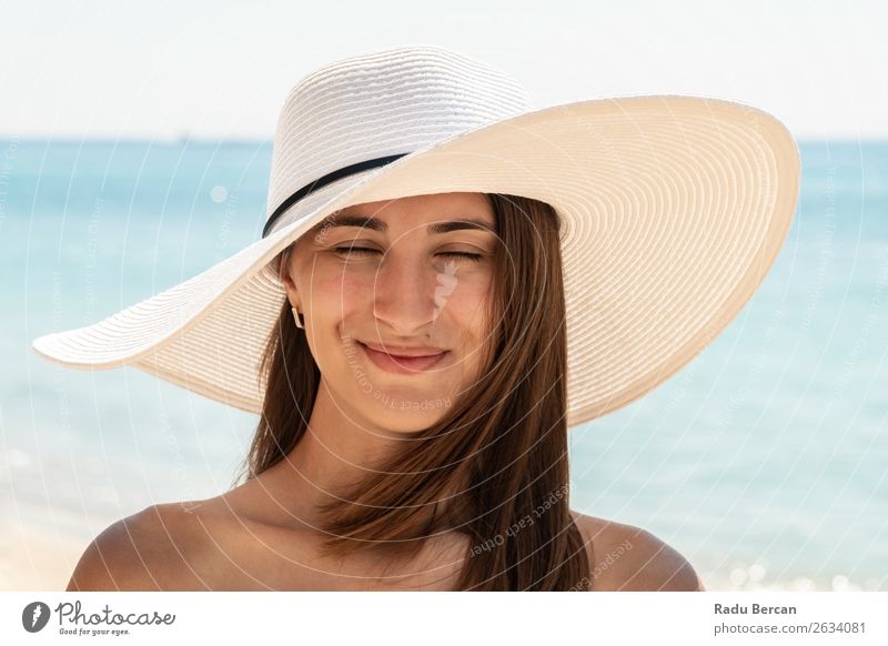 Porträt einer jungen Frau mit weißem Strandhut Hut Sommer Jugendliche Mädchen Mode Meer schön Ferien & Urlaub & Reisen Beautyfotografie Lifestyle Sonnenstrahlen