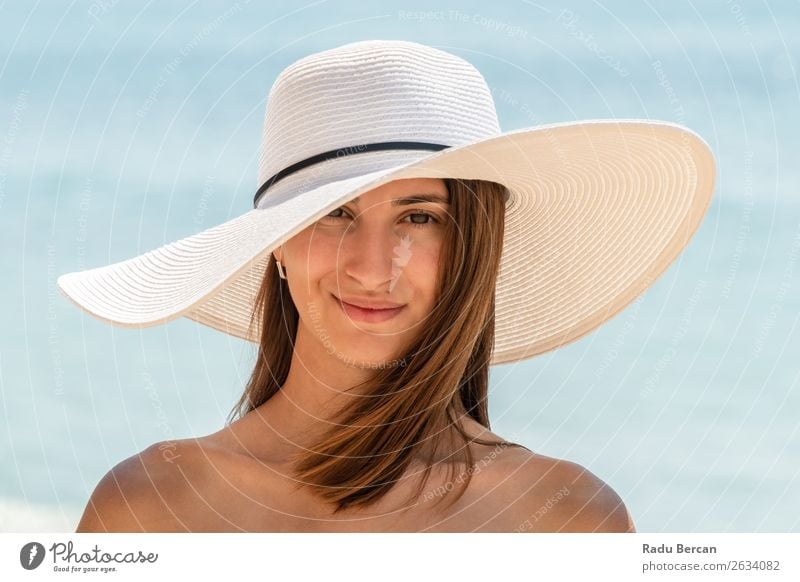 Porträt einer jungen Frau mit weißem Strandhut Lifestyle elegant Stil exotisch Freude schön Leben Erholung Freizeit & Hobby Ferien & Urlaub & Reisen Abenteuer