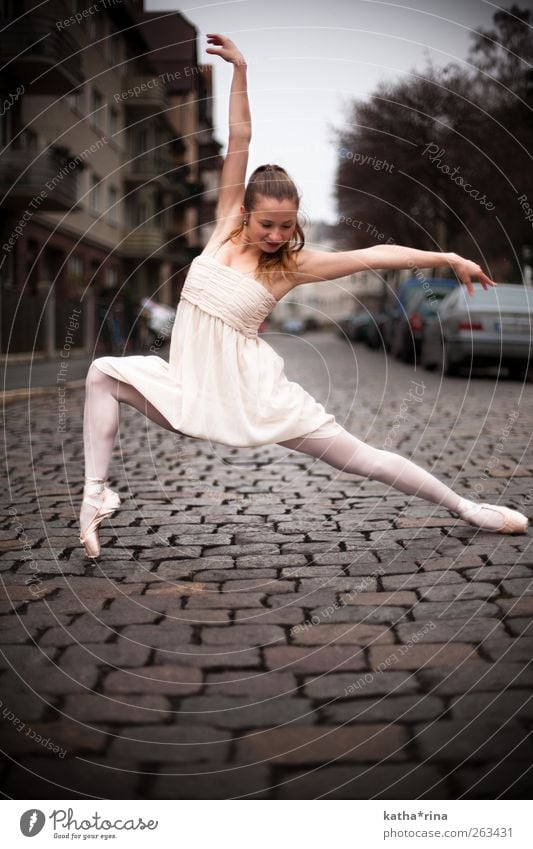 dance . elegant Körper Tanzen feminin Junge Frau Jugendliche 1 Mensch 18-30 Jahre Erwachsene Balletttänzer Stadt Kleid Strumpfhose Ballettschuhe brünett