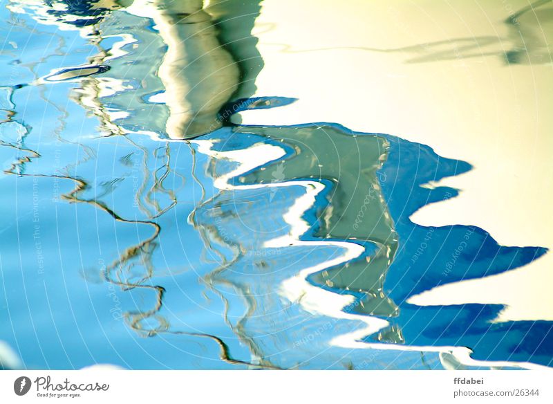 flüssige oberfläche Flüssigkeit Strukturen & Formen Reflexion & Spiegelung Sportboot Wasserfahrzeug weiß Jacht blau Hafen Natur Detailaufnahme frieren