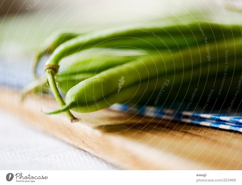 fürs Mittagessen Gemüse Ernährung Bioprodukte Vegetarische Ernährung Diät grün Gesunde Ernährung Bohnen Schneidebrett Farbfoto Innenaufnahme Nahaufnahme