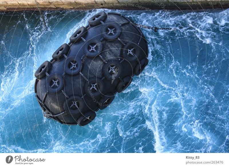 Das runde Schwarz im tiefen Blau Wasser Wellen Meer Gibraltar Hafen Schifffahrt Autoreifen Gummi Kette Stein Metall festhalten Schwimmen & Baden bedrohlich