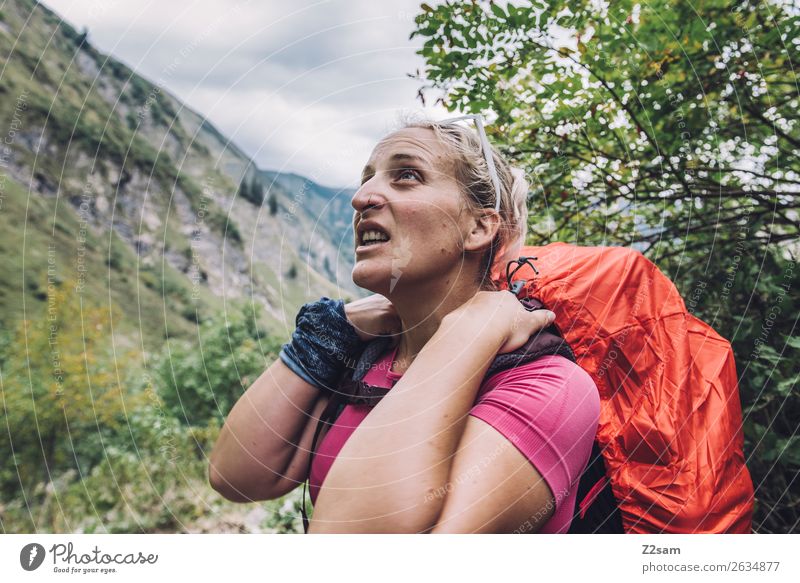 Junge Frau beim Wandern Lifestyle Freizeit & Hobby Ferien & Urlaub & Reisen Abenteuer wandern Jugendliche 18-30 Jahre Erwachsene Natur Landschaft Alpen