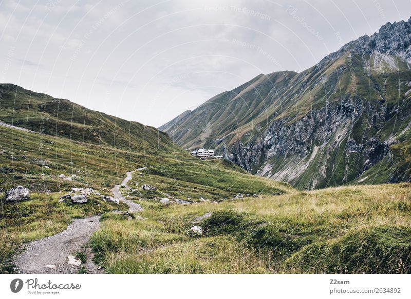 Blick zur Kemptner Hütte im Allgäu Abenteuer wandern Natur Landschaft Herbst Wiese Alpen Berge u. Gebirge Ferne gigantisch grün Einsamkeit Idylle nachhaltig