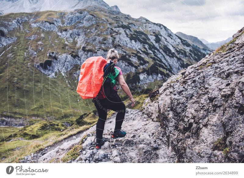 Abstieg nach Holzgau Ferien & Urlaub & Reisen Abenteuer wandern Junge Frau Jugendliche 30-45 Jahre Erwachsene Natur Schönes Wetter Felsen Alpen Berge u. Gebirge