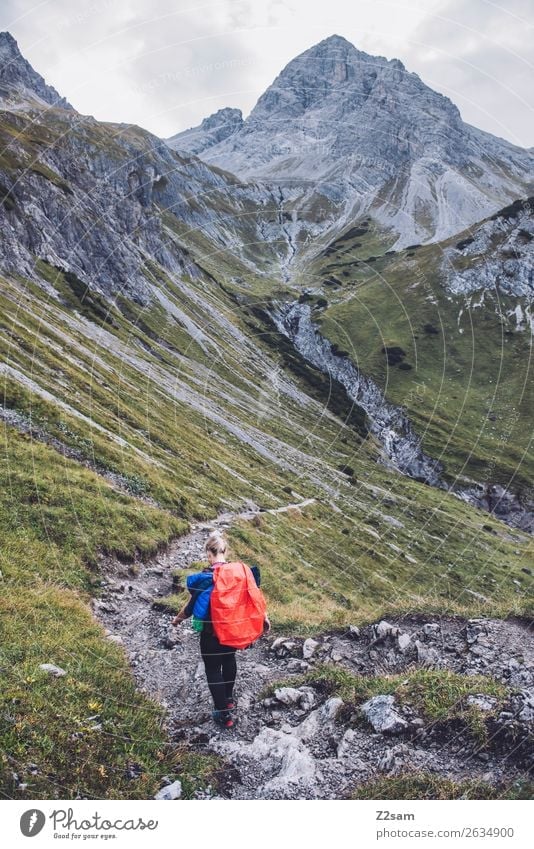 Frau auf Alpenüberquerung Freizeit & Hobby Ferien & Urlaub & Reisen Abenteuer wandern Junge Frau Jugendliche 18-30 Jahre Erwachsene Landschaft Wiese Felsen