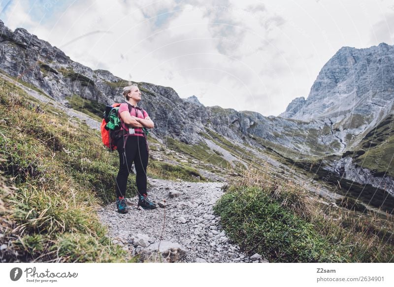 Junge Frau auf Alpenüberquerung Freizeit & Hobby Ferien & Urlaub & Reisen Abenteuer wandern Jugendliche 18-30 Jahre Erwachsene Natur Landschaft Felsen