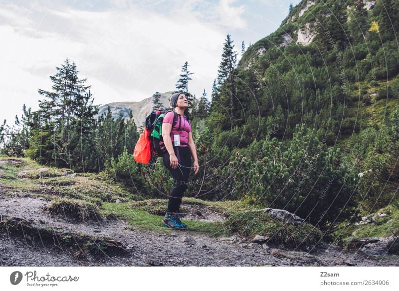 Junge Frau auf Alpenüberquerung Ferien & Urlaub & Reisen Abenteuer Freiheit wandern Jugendliche 18-30 Jahre Erwachsene Natur Landschaft Wald Berge u. Gebirge