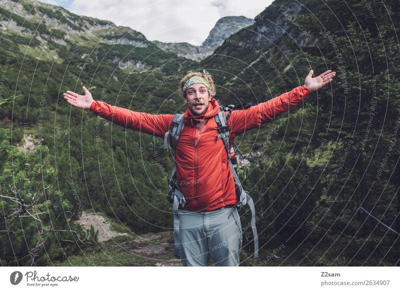 Junger Mann beim Wandern Freizeit & Hobby Ferien & Urlaub & Reisen Abenteuer Freiheit wandern Jugendliche 30-45 Jahre Erwachsene Natur Alpen Berge u. Gebirge