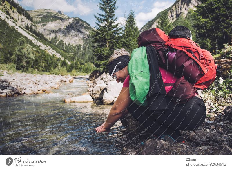 Junge Frau erfrischt sich beim Wandern Ferien & Urlaub & Reisen Abenteuer wandern Jugendliche 18-30 Jahre Erwachsene Natur Landschaft Schönes Wetter Wald Alpen