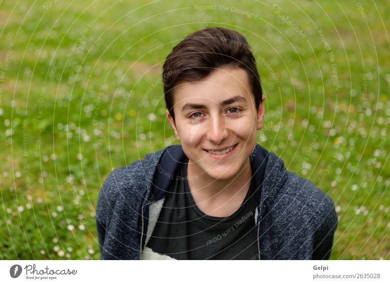 Attraktiver Teenager-Typ in einem Park Lifestyle Stil Glück schön Haare & Frisuren Gesicht Sommer Mensch Junge Mann Erwachsene Jugendliche Natur Pflanze Mode
