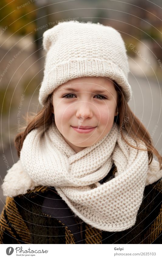 Hübsches Mädchen mit Wollmütze im Park Freude Glück schön Gesicht Winter Garten Kind Mensch Kleinkind Frau Erwachsene Familie & Verwandtschaft Kindheit Natur