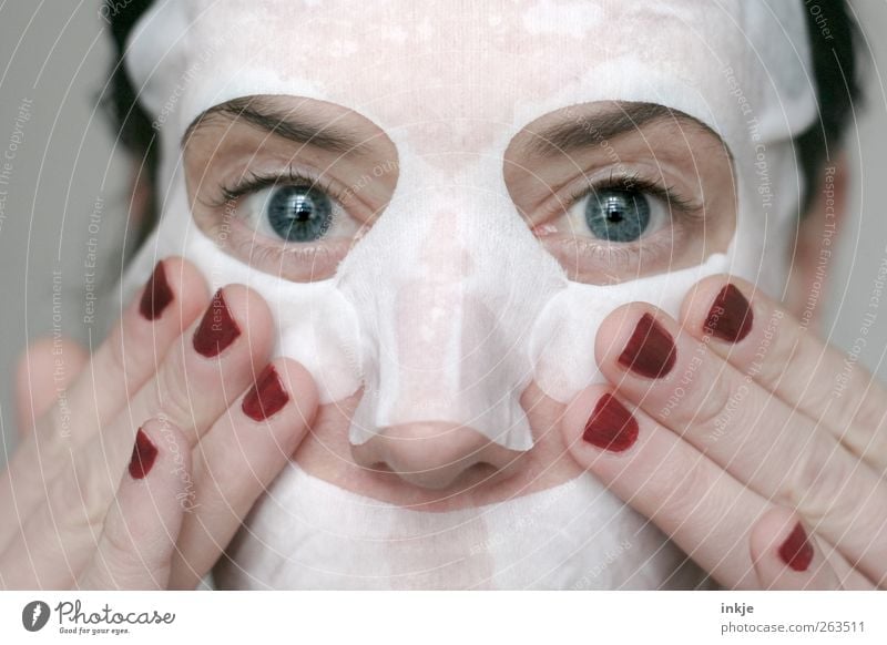 take care of yourself schön Körperpflege Gesicht Kosmetik Nagellack Maske Gesichtsmaske Wellness Frau Erwachsene Finger Auge 1 Mensch 30-45 Jahre festhalten