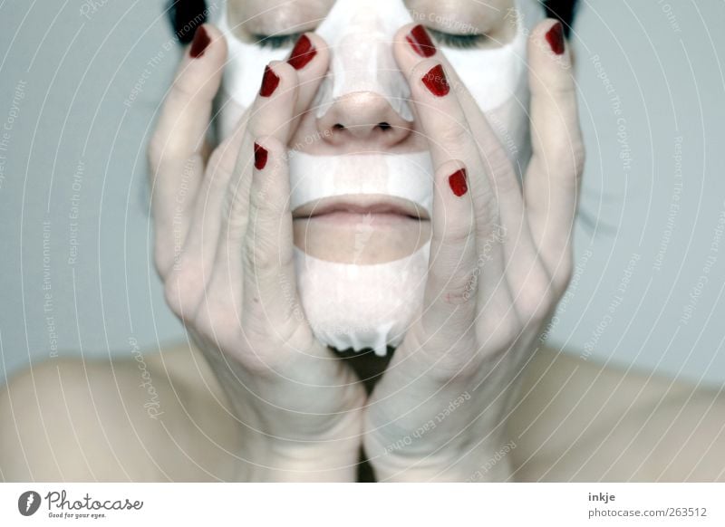 take care of yourself schön Körperpflege Gesicht Kosmetik Nagellack Maske Gesichtsmaske Frau Erwachsene Leben Hand 1 Mensch 30-45 Jahre Erholung festhalten