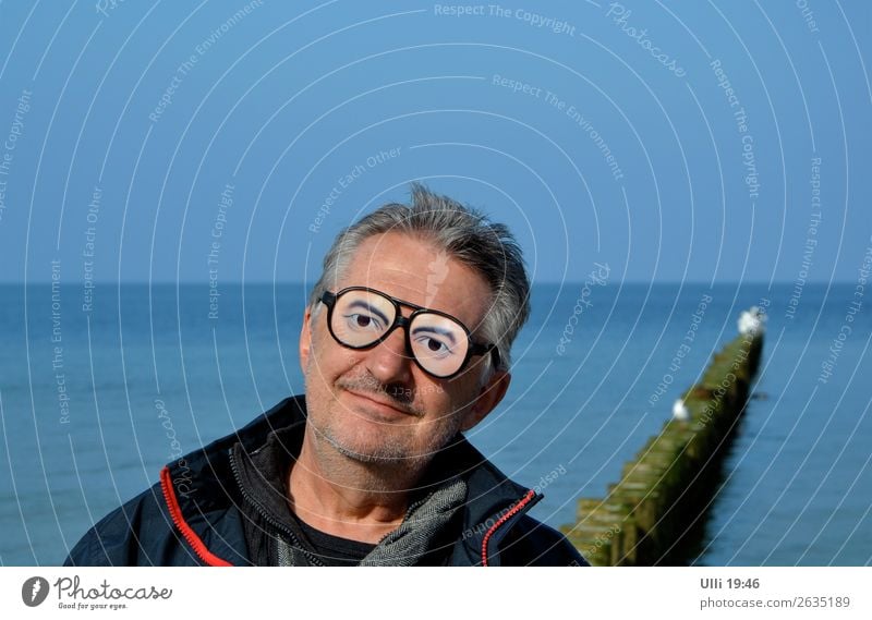 Komische Brille. Freude Gesicht Wohlgefühl Erholung Freizeit & Hobby Ausflug Strand Meer Mensch Mann Erwachsene Männlicher Senior Kopf 1 60 und älter Jacke