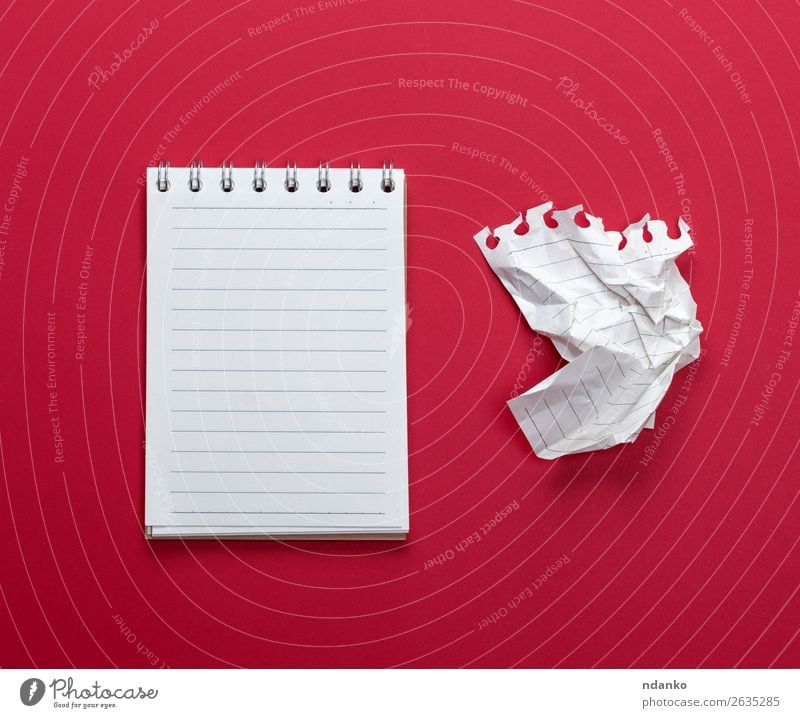 Notizbuch mit weißen Blättern und einem zerknitterten Blatt Papier Schule lernen Büro Business Zettel schreiben rot Farbe Information Mitteilung Hintergrund