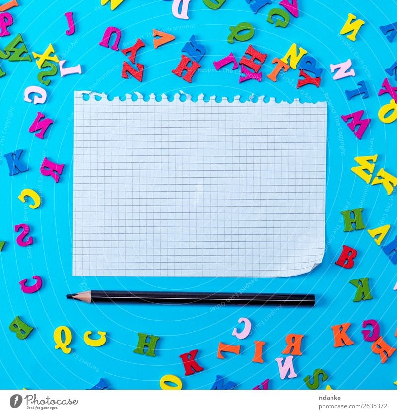 weißes Blatt aus einem Notizbuch gerissen Freude Dekoration & Verzierung Kind Schule Büro Papier Zettel Schreibstift Spielzeug Holz schreiben natürlich blau