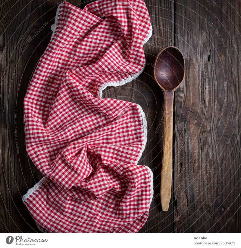 sehr alter leerer Holzlöffel und rotes Küchentuch Löffel Tisch Werkzeug groß natürlich oben retro braun Farbe Tradition Serviette Handtuch Hintergrund