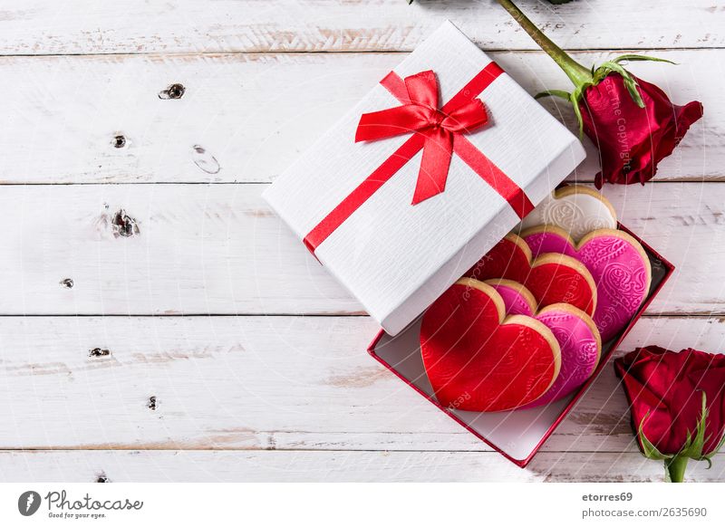 Herzförmige Kekse in Geschenkbox zum Valentinstag Plätzchen herzförmig Lebensmittel Gesunde Ernährung Foodfotografie Dessert Backwaren Fondant Zucker süß Bonbon