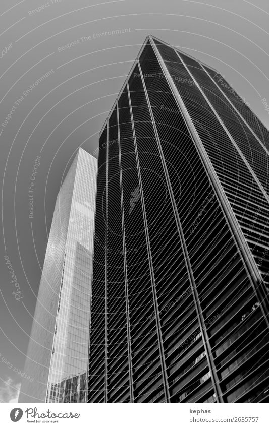 Die zwei Türme New York City USA Stadt Stadtzentrum Skyline Menschenleer Hochhaus Turm Gebäude Architektur Fassade ästhetisch eckig gigantisch groß kalt schwarz