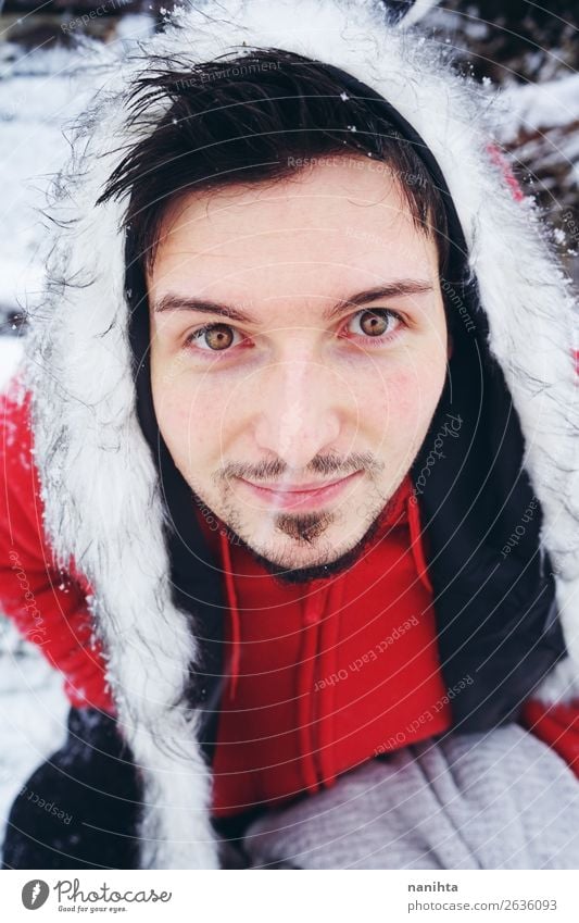 Junger und attraktiver Mann, der einen schneereichen Wintertag genießt. Freude Glück Schnee Mensch maskulin Junger Mann Jugendliche Erwachsene 1 18-30 Jahre
