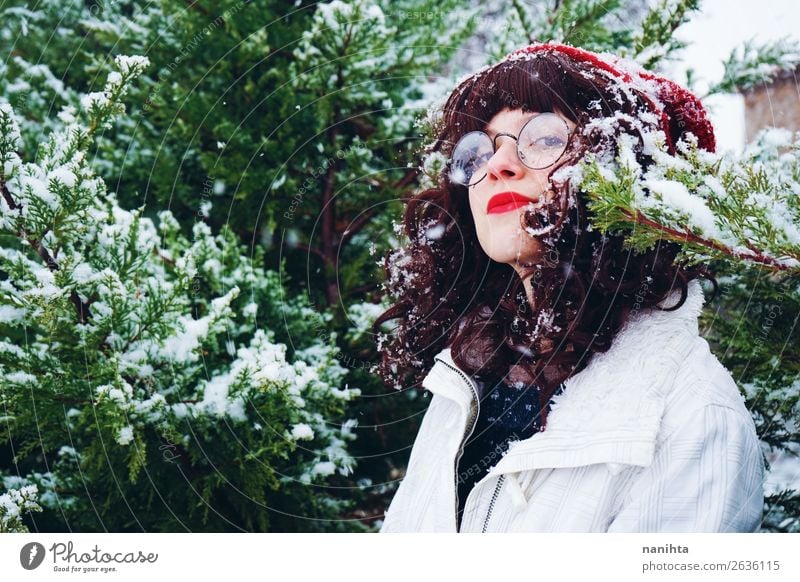 Junge Frau genießt einen schneereichen Winter Lifestyle Stil Freude Glück Wellness Leben Abenteuer Freiheit Schnee Winterurlaub Weihnachten & Advent