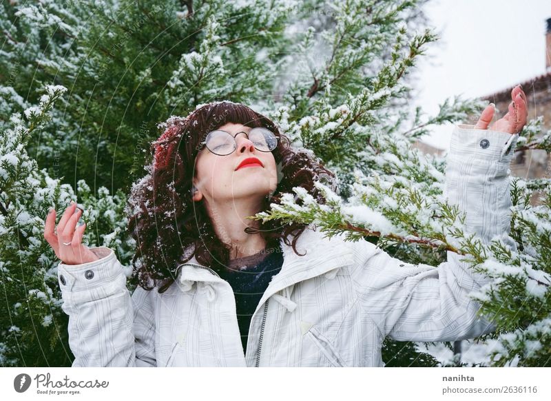 Junge Frau genießt einen schneereichen Wintertag Lifestyle Stil Glück Leben Abenteuer Freiheit Schnee Weihnachten & Advent Silvester u. Neujahr Mensch feminin
